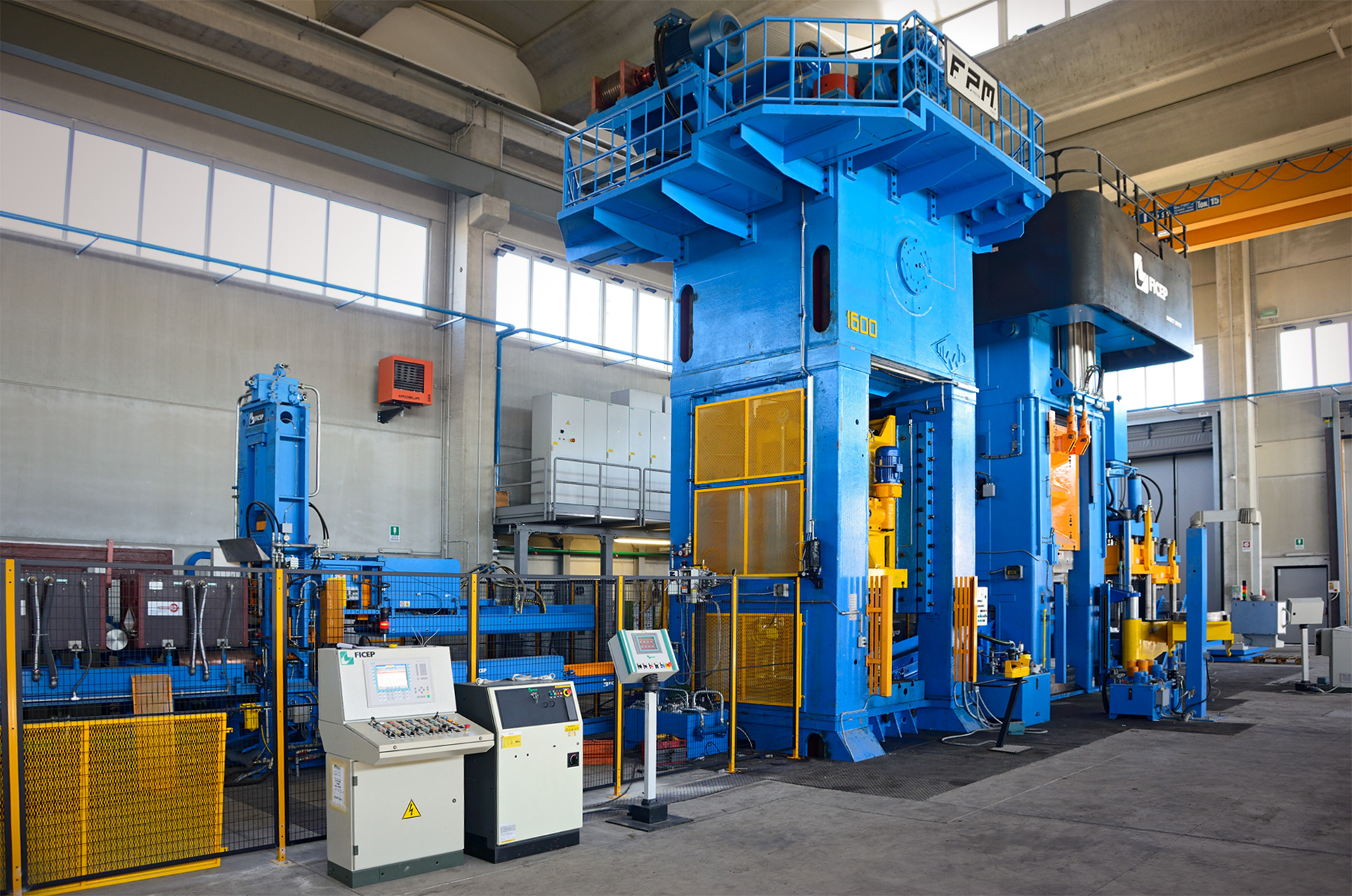Impianto di stampaggio <br>automatizzato per pezzi <br>fino a 100 kg.